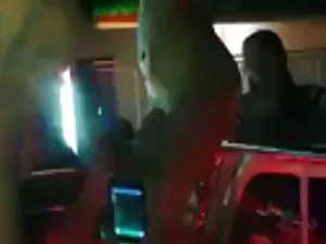 Mamma tettona seduce ...