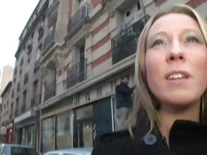 Jennifer accarezzand ...