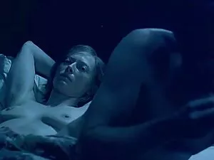 Una giovane donna gi ...