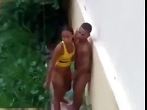 Accarezzando la sua  ...