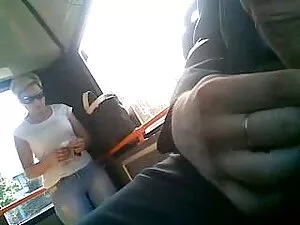 In un caffè, ragazza ...