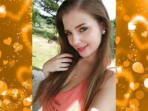 Una ragazza bionda k ...