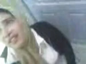Una bella bionda suc ...