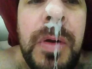 Una persona che chia ...