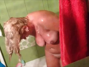 Una giovane donna ca ...