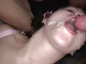Una ragazza dai cape ...